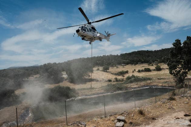More than 300 firefighters are working to extinguish the fire in La Mierla, Guadalajara. A helicopter during firefighting operations, on July 18, 2026, in La Mierla, Guadalajara, Castilla-La Mancha, Spain. The fire remains active on several fronts and is advancing toward the municipality of Semillas, has forced the evacuation of 529 residents from eleven municipalities, and has already burned 3,483 hectares. JULY 18, 2026 FOREST FIRE La Mierla, Guadalajara, Castilla La Mierla, Guadalajara, Castilla, Spain  Copyright: xMateoxLanzuelax 7672888