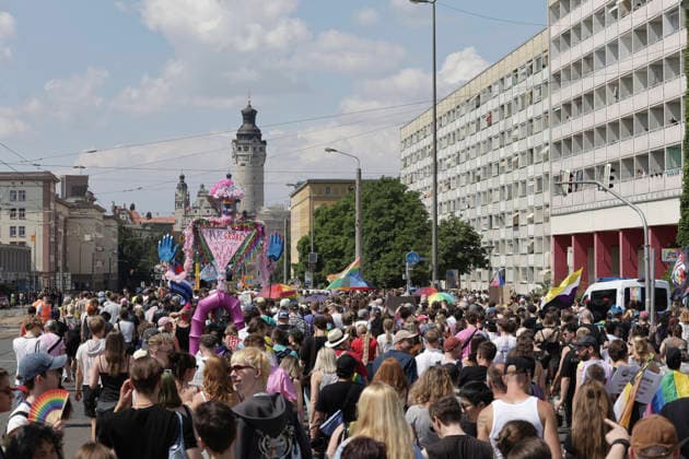 CSD Leipzig 2026 Leipzig, Deutschland - 18.07.2026 Teilnehmer bei der Demonstration zum Christopher Street Day (CSD) in Leipzig. Der CSD erinnert an die Stonewall-Unruhen von 1969 und setzt sich für die Rechte von LGBTQ+-Personen ein. *** CSD Leipzig 2026 Leipzig, Germany July 18, 2026 Participants in the Christopher Street Day (CSD) parade in Leipzig. CSD commemorates the Stonewall Riots of 1969 and advocates for the rights of LGBTQ people.