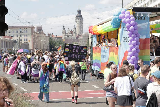 News Bilder des Tages CSD Leipzig 2026 Leipzig, Deutschland - 18.07.2026 Teilnehmer bei der Demonstration zum Christopher Street Day (CSD) in Leipzig. Der CSD erinnert an die Stonewall-Unruhen von 1969 und setzt sich für die Rechte von LGBTQ+-Personen ein. *** CSD Leipzig 2026 Leipzig, Germany July 18, 2026 Participants in the Christopher Street Day (CSD) parade in Leipzig. CSD commemorates the Stonewall Riots of 1969 and advocates for the rights of LGBTQ people.