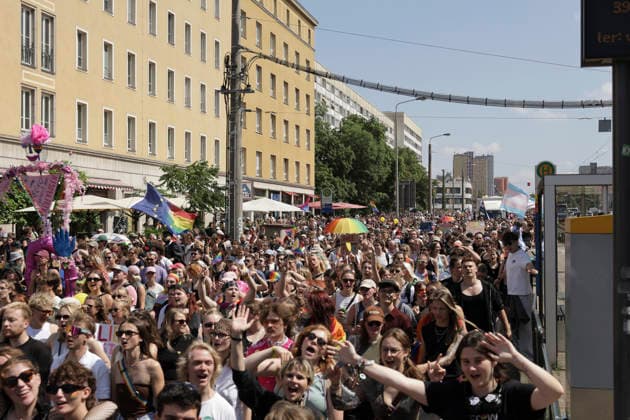 CSD Leipzig 2026 Leipzig, Deutschland - 18.07.2026 Teilnehmer bei der Demonstration zum Christopher Street Day (CSD) in Leipzig. Der CSD erinnert an die Stonewall-Unruhen von 1969 und setzt sich für die Rechte von LGBTQ+-Personen ein. *** CSD Leipzig 2026 Leipzig, Germany July 18, 2026 Participants in the Christopher Street Day (CSD) parade in Leipzig. CSD commemorates the Stonewall Riots of 1969 and advocates for the rights of LGBTQ people.