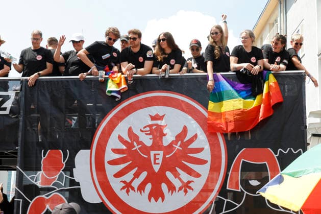 CSD Frankfurt 18.07.2026 Kundgebung Demonstration CSD Frankfurt vom Römer aus durch die Frankfurter Innenstadt unter dem Motto Demokratie braucht keine Alternative Frankfurt Main Hessen Deutschland *** CSD Frankfurt, July 18, 2026: Rally and march starting at the Römer and proceeding through downtown Frankfurt under the slogan Democracy Needs No Alternative —Frankfurt am Main, Hesse, Germany