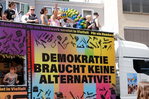 CSD Frankfurt 18.07.2026 Kundgebung Demonstration CSD Frankfurt vom Römer aus durch die Frankfurter Innenstadt unter dem Motto Demokratie braucht keine Alternative Frankfurt Main Hessen Deutschland *** CSD Frankfurt, July 18, 2026: Rally and march starting at the Römer and proceeding through downtown Frankfurt under the slogan Democracy Needs No Alternative —Frankfurt am Main, Hesse, Germany
