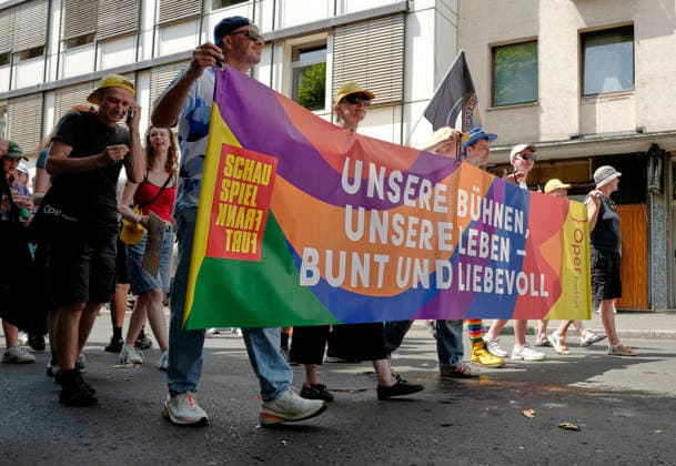 CSD Frankfurt 18.07.2026 Kundgebung Demonstration CSD Frankfurt vom Römer aus durch die Frankfurter Innenstadt unter dem Motto Demokratie braucht keine Alternative Frankfurt Main Hessen Deutschland *** CSD Frankfurt, July 18, 2026: Rally and march starting at the Römer and proceeding through downtown Frankfurt under the slogan Democracy Needs No Alternative —Frankfurt am Main, Hesse, Germany