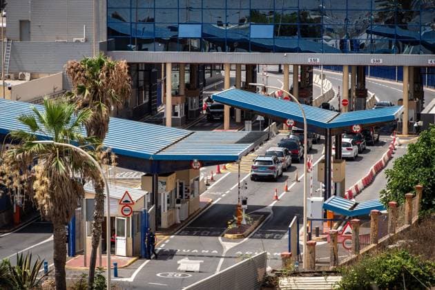News Themen der Woche KW29 News Bilder des Tages Operation Crossing the Strait Brings Heavy Traffic to Ceuta-Morocco Border CEUTA, SPAIN JULY 17, 2026: Vehicles cross the border between Ceuta and Morocco during Operation Crossing the Strait (Operacion Paso del Estrecho, OPE) 2026 in Ceuta, Spain, on July 17, 2026. The annual operation facilitates the summer transit of thousands of North African residents living across Europe as they travel to and from Morocco. Spanish Civil Guard units and Moroccan security forces maintain heightened surveillance along the border and adjacent coastline, where attempts by irregular migrants to reach the Spanish enclave by sea typically increase during the summer months. Ceuta Spain Copyright: x xAntonioxSemperex xJNAxPressx