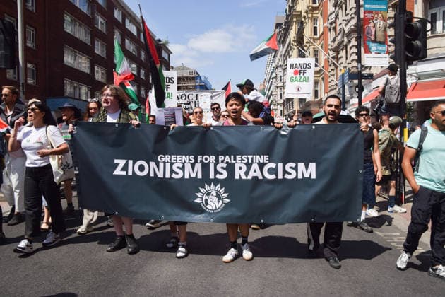 July 18, 2026, London, England, United Kingdom: Greens for Palestine take part as thousands of people march in support of Palestine. London United Kingdom - ZUMAv130 20260718_zip_v130_027 Copyright: xVukxValcicx