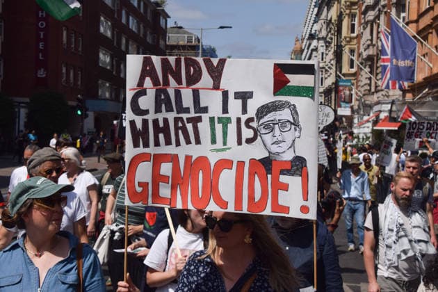 News Themen der Woche KW29 News Bilder des Tages July 18, 2026, London, England, United Kingdom: A protester urges the incoming Prime Minister Andy Burnham to call it genocide as thousands of people march in support of Palestine. London United Kingdom - ZUMAv130 20260718_zip_v130_038 Copyright: xVukxValcicx