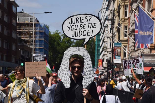 July 18, 2026, London, England, United Kingdom: A protester holds a message for juries as thousands of people march in support of Palestine. London United Kingdom - ZUMAv130 20260718_zip_v130_039 Copyright: xVukxValcicx