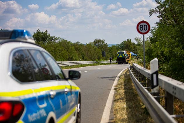 Tödlicher Verkehrsunfall zwischen Streifenwagen und Fußgänger Am 18.07.2026 kam es gegen 04:30 Uhr auf der Auheimer Straße in Hanau zu einem Zusammenstoß zwischen einem Streifenwagen und einem Fußgänger. Ein Mann wurde dabei tödlich verletzt und verstarb trotz Erster Hilfe durch Polizeibeamte und Rettungsdienst noch an der Unfallstelle. Die genauen Umstände und der Geschehensablauf werden derzeit vom Hessischen Landeskriminalamt ermittelt. Der Bereich der Auheimer Straße wurde weiträumig abgesperrt. Hanau Hessen Deutschland *** Fatal Traffic Accident Involving a Patrol Car and a Pedestrian On July 18, 2026, at approximately 4:30 a.m., a collision occurred between a patrol car and a pedestrian on Auheimer Straße in Hanau. A man w