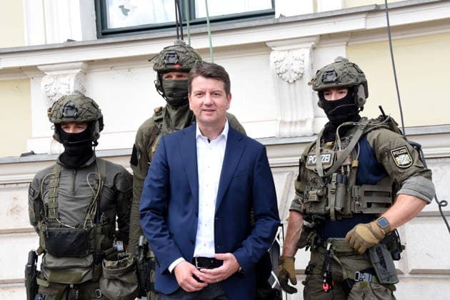 News Themen der Woche KW29 News Bilder des Tages Sandro Kirchner Staatssekretaer Abseil Aktion MIT Spezialkommandos Muenchen 18.07.2026 Ludwigstrasse Innenministerium 80 Jahre Bayerische Polizei: Jubilaeum Foto Muenchen *** Sandro Kirchner, State Secretary, Rappel Operation with Special Forces, Munich, July 18, 2026, Ludwigstrasse, Ministry of the Interior, 80th Anniversary of the Bavarian Police, Photo, Munich