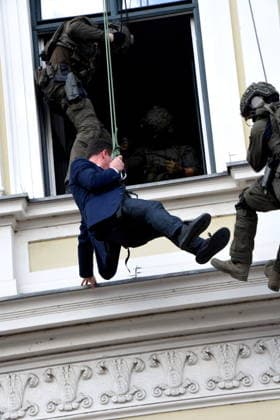 Sandro Kirchner Staatssekretaer Abseil Aktion MIT Spezialkommandos Muenchen 18.07.2026 Ludwigstrasse Innenministerium 80 Jahre Bayerische Polizei: Jubilaeum Foto Muenchen *** Sandro Kirchner, State Secretary, Rappel Operation with Special Forces, Munich, July 18, 2026, Ludwigstrasse, Ministry of the Interior, 80th Anniversary of the Bavarian Police, Photo, Munich