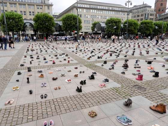 CNTV KINDERMORD- Tausende von Schuhen stehen als Symbol für die vielen im Krieg getoeteten Kinder in Palestina Auf dem Hamburger Rathausmarkt am 18.07.2026 wobei jedes Paar aber auch einzelne Schuhe für das Leben eines Kindes stehen soll , haben heute Palänstinenser und ihre deutschen Unterstützer auf dem Hamburger Rathausmarkt eine beeindruckende Mahnwache abgehalten Hamburg Deutschland *** CNTV CHILD MURDER Thousands of shoes stand as a symbol of the many children killed in the war in Palestine. At Hamburg’s Rathausmarkt on July 18, 2026, each pair—and even individual shoes—is meant to represent the life of a child. Palestinians and their German supporters held an impressive vigil today at Hamburg’s Rathausmarkt in Hamburg, Germany
