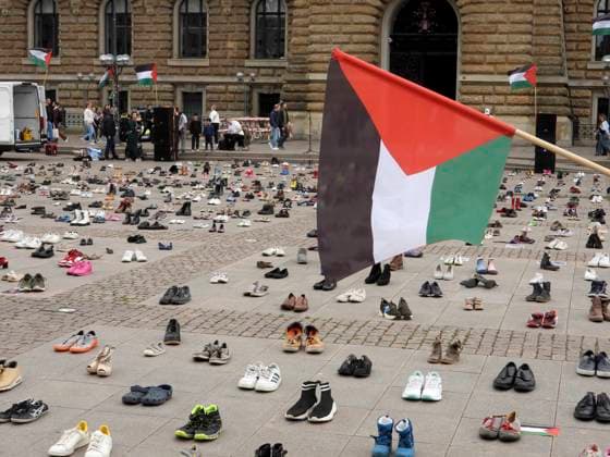 CNTV KINDERMORD- Tausende von Schuhen stehen als Symbol für die vielen im Krieg getoeteten Kinder in Palestina Auf dem Hamburger Rathausmarkt am 18.07.2026 wobei jedes Paar aber auch einzelne Schuhe für das Leben eines Kindes stehen soll , haben heute Palänstinenser und ihre deutschen Unterstützer auf dem Hamburger Rathausmarkt eine beeindruckende Mahnwache abgehalten Hamburg Deutschland *** CNTV CHILD MURDER Thousands of shoes stand as a symbol of the many children killed in the war in Palestine. On Hamburg’s Rathausmarkt on July 18, 2026, each pair—and even individual shoes—is meant to represent the life of a child. Palestinians and their German supporters held an impressive vigil today at Hamburg’s Rathausmarkt in Hamburg, Germany