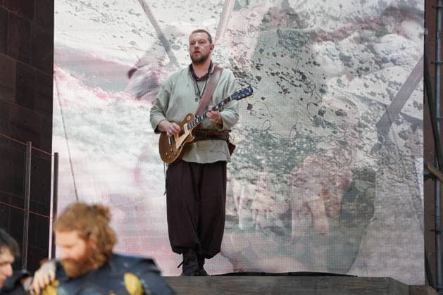Nibelungen-Festspiele 2026. Alexander Wolfe bei der Fotoprobe zu den Nibelungen Festspielen Die Hunnenkönigin am 15.07.2026 vor dem Kaiserdom Worms. Worms Kaiserdom Rheinland-Pfalz *** Nibelungen Festival 2026: Alexander Wolfe at the photo shoot for the Nibelungen Festival’s production of *The Hun Queen* on July 15, 2026, in front of the Imperial Cathedral in Worms, Rhineland-Palatinate