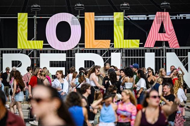News Themen der Woche KW29 News Bilder des Tages Lollapalooza Festival Berlin - Tag 1 ** NUR FÜR REDAKTIONELLE ZWECKE ** EDITORIAL USE ONLY **<p>Lollapalooza Festival Berlin - Tag 1, Besucher feiern auf dem Außengelände des Lollapalooza Festival in Berlin. Am ersten Tag treten unter anderem Künstler wie Pitbull, Tom Odell oder Zara Larsson auf. Das populäre US-Festival, bestehend seit 1991, feierte 2015 auf dem Tempelhofer Feld in Berlin Europa-Premiere. Seit 2018 findet es auf dem Berliner Olympiagelände statt, fotografiert am 18.07.2026 in Berlin. Berlin Berlin Berlin Copyright: MaurizioxGambarini *** Lollapalooza Festival Berlin Day 1 ** FOR EDITORIAL USE ONLY ** EDITORIAL USE ONLY ** p Lollapalooza Festival Berlin Day 1, visitors celebrate on the outdoor grounds of the Lollapalo Copyright: MaurizioxGambarini doc86rt7bl0vr7111nb6riq ,EDITORIAL USE ONLY