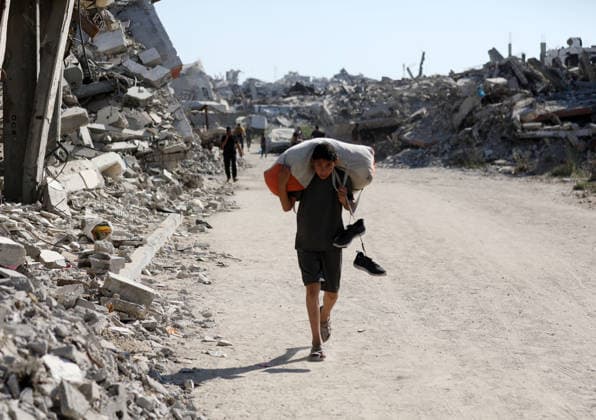 News Bilder des Tages Displaced Palestinians leave tents in Gaza City’s al-Zeitoun neighborhood Displaced Palestinians carry their belongings as they leave their tents in the al-Zeitoun neighborhood of Gaza City on July 18, 2026. The departure follows the Israeli army’s expansion of the so-called Yellow Line, where its forces are deployed, through the placement of new concrete barriers and warnings of attacks in the area, in what residents described as a violation of the ceasefire. Photo by Bilal Osama apaimages Gaza city Gaza Strip Palestinian Territory 180726_Gaza_BO_02(1) Copyright: xapaimagesxBilalxOsamax xapaimagesx