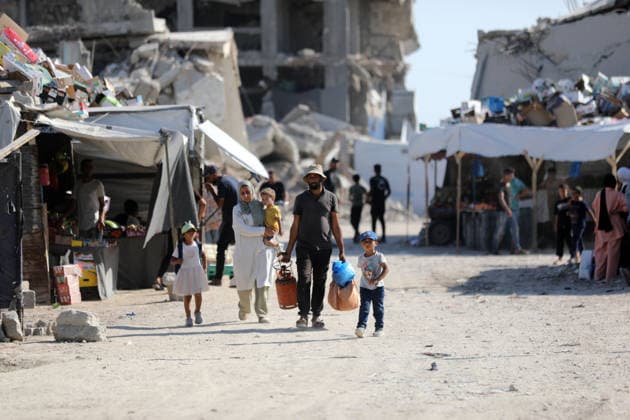 Displaced Palestinians leave tents in Gaza City’s al-Zeitoun neighborhood Displaced Palestinians carry their belongings as they leave their tents in the al-Zeitoun neighborhood of Gaza City on July 18, 2026. The departure follows the Israeli army’s expansion of the so-called Yellow Line, where its forces are deployed, through the placement of new concrete barriers and warnings of attacks in the area, in what residents described as a violation of the ceasefire. Photo by Bilal Osama apaimages Gaza city Gaza Strip Palestinian Territory 180726_Gaza_BO_02(32) Copyright: xapaimagesxBilalxOsamax xapaimagesx