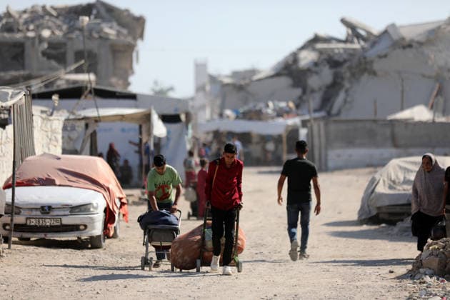 Displaced Palestinians leave tents in Gaza City’s al-Zeitoun neighborhood Displaced Palestinians carry their belongings as they leave their tents in the al-Zeitoun neighborhood of Gaza City on July 18, 2026. The departure follows the Israeli army’s expansion of the so-called Yellow Line, where its forces are deployed, through the placement of new concrete barriers and warnings of attacks in the area, in what residents described as a violation of the ceasefire. Photo by Bilal Osama apaimages Gaza city Gaza Strip Palestinian Territory 180726_Gaza_BO_02(9) Copyright: xapaimagesxBilalxOsamax xapaimagesx