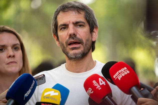 Barcelona LGBTQIA Pride Parade 2026: Culture Minister Ernest Urtasun speaks to the press during the Barcelona Pride 2026 parade on July 18, 2026, in Barcelona, Catalonia, Spain. This parade is the main event of a week-long celebration featuring activities, talks, exhibitions, and music for International Pride Day 2026. JULY 18, 2026 Lorena Sopê Barcelona, Catalonia Barcelona, Catalonia, Spain  Copyright: xLorenaxSopÃªnax 7673139