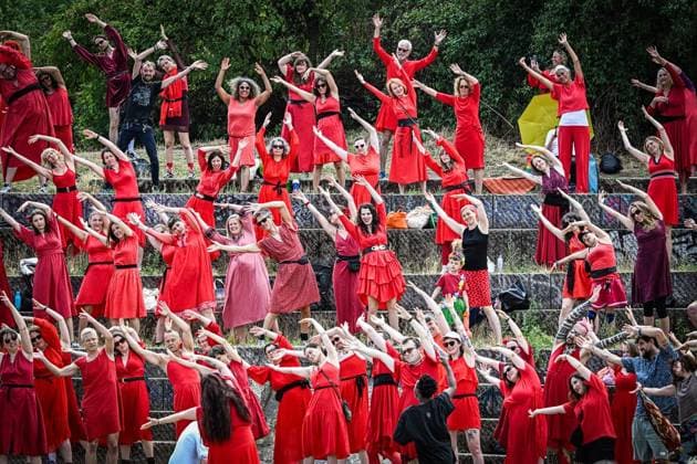 News Themen der Woche KW29 News Bilder des Tages Tanzaktion Wuthering Heights Day ** NUR FÜR REDAKTIONELLE ZWECKE ** EDITORIAL USE ONLY **<p>Teilnehmer tanzen bei der Tanzaktion Â«Wuthering Heights DayÂ» im Görlitzer Park. Â«Wuthering Heights DayÂ» ist eine weltweite Tanzaktion, bei der Menschen in roten Kleidern die Choreographie aus dem Musikvideo von Kate Bushs Song Â«Wuthering HeightsÂ» aus dem Jahr 1978 nach tanzen, fotografiert am 18.07.2026 in Berlin. Berlin Berlin Berlin Copyright: MaurizioxGambarini *** Wuthering Heights Day Dance Event ** FOR EDITORIAL USE ONLY ** EDITORIAL USE ONLY ** Participants dance at the Wuthering Heights Day dance event in Görlitzer Park. Wuthering Heights Day is a global dance event in which people dressed in red reenact the choreography from th Copyright: MaurizioxGambarini doc86rtm5hesojzdmu9rjd ,EDITORIAL USE ONLY
