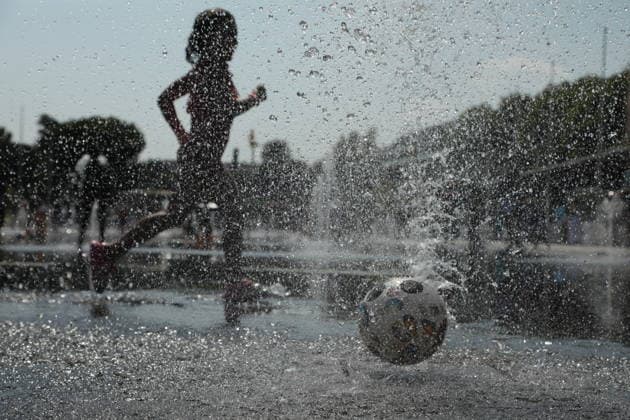 Heatwave hits Nice NICE, FRANCE – JULY 18, 2026: People seek relief from high temperatures in Nice, France, as a heatwave affects the French Riviera on July 18, 2026. The Alpes-Maritimes department is under a yellow heatwave alert. Mohamad Salaheldin Abdelghani Alsayed Anadolu Nice France. Editorial use only. Please get in touch for any other usage.  Copyright: x2026xAnadoluxMohamadxSalaheldinxAbdelghanixAlsayedx