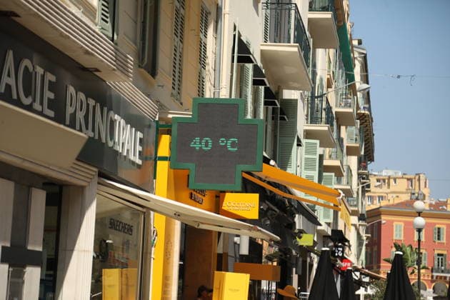 Heatwave hits Nice NICE, FRANCE – JULY 18, 2026: A view of a digital board shows a high temperatures in Nice, France, as a heatwave affects the French Riviera on July 18, 2026. The Alpes-Maritimes department is under a yellow heatwave alert. Mohamad Salaheldin Abdelghani Alsayed Anadolu Nice France. Editorial use only. Please get in touch for any other usage.  Copyright: x2026xAnadoluxMohamadxSalaheldinxAbdelghanixAlsayedx
