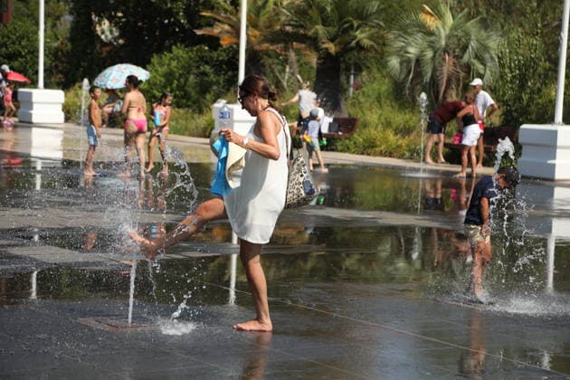 Heatwave hits Nice NICE, FRANCE – JULY 18, 2026: People seek relief from high temperatures in Nice, France, as a heatwave affects the French Riviera on July 18, 2026. The Alpes-Maritimes department is under a yellow heatwave alert. Mohamad Salaheldin Abdelghani Alsayed Anadolu Nice France. Editorial use only. Please get in touch for any other usage.  Copyright: x2026xAnadoluxMohamadxSalaheldinxAbdelghanixAlsayedx