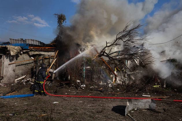 Russian airstrike hit Kramatorsk KRAMATORSK, UKRAINE - JULY 18: Firefighters extinguish a fire at the back of several burning local shops after a Russian airstrike in Kramatorsk, Ukraine, on July 18, 2026. Francisco Richart Anadolu Donets ka Oblast Ukraine. Editorial use only. Please get in touch for any other usage.  Copyright: x2026xAnadoluxFranciscoxRichartx