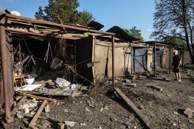Russian airstrike hit Kramatorsk KRAMATORSK, UKRAINE - JULY 18: A resident looks at the destruction of garages after a Russian airstrike in Kramatorsk, Ukraine, on July 18, 2026. Francisco Richart Anadolu Donets ka Oblast Ukraine. Editorial use only. Please get in touch for any other usage.  Copyright: x2026xAnadoluxFranciscoxRichartx