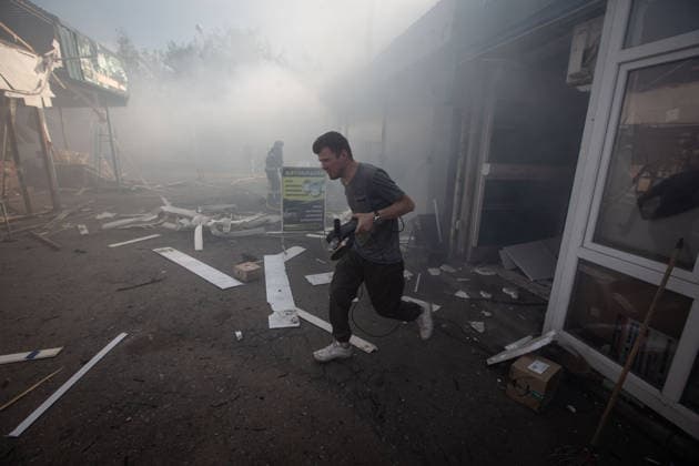 Russian airstrike hit Kramatorsk KRAMATORSK, UKRAINE - JULY 18: A resident salvages merchandise from a damaged shop after a Russian airstrike in Kramatorsk, Ukraine, on July 18, 2026. Francisco Richart Anadolu Donets ka Oblast Ukraine. Editorial use only. Please get in touch for any other usage.  Copyright: x2026xAnadoluxFranciscoxRichartx