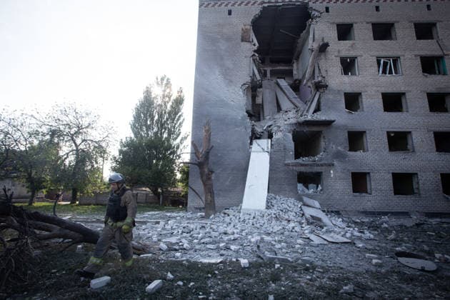 Russian airstrike hit Kramatorsk KRAMATORSK, UKRAINE - JULY 18: A firefighter operates at a destroyed building after a Russian airstrike in Kramatorsk, Ukraine, on July 18, 2026. Francisco Richart Anadolu Donets ka Oblast Ukraine. Editorial use only. Please get in touch for any other usage.  Copyright: x2026xAnadoluxFranciscoxRichartx