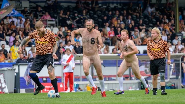 News Themen der Woche KW29 Essen: Pottorignale vs. Nacktionalmannschaft ** NUR FÜR REDAKTIONELLE ZWECKE ** EDITORIAL USE ONLY **<p>Beim Spiel Pottorignale gegen die Nacktionalmannschaft am am Samstag, den 18. Juli 2026, im Stadion am Uhlenkrug in Essen-Stadtwaldt. Deutschland NRW Essen Copyright: UwexErnst *** Essen Pottorignale vs. Nacktionalmannschaft ** FOR EDITORIAL USE ONLY ** EDITORIAL USE ONLY ** p At the game between the Pottorignale and the Nacktionalmannschaft on Saturday, July 18, 2026, at the Uhlenkrug Stadium in Essen Stadtwaldt, Germany, North Rhine-Westphalia, Essen. Copyright UwexErnst Copyright: UwexErnst doc86rw4xvum7qkzkgyrfv ,EDITORIAL USE ONLY