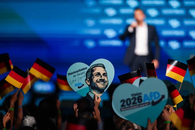 Herzen aus Pappe von Ulrich Siegmund (AfD, Sachsen-Anhalt)während der Rede - Wahlkampfauftaktveranstaltung der AfD Sachsen-Anhalt in der Messe Magdeburg am Sonnabend, den 18. Juli 2026 in Magdeburg. *** Cardboard hearts by Ulrich Siegmund (AfD, Saxony-Anhalt) during his speech at the AfD Saxony-Anhalt campaign kickoff event at the Magdeburg Exhibition Center on Saturday, July 18, 2026, in Magdeburg