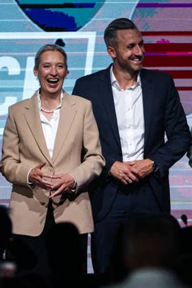 Alice Elisabeth Weidel (AfD) und Ulrich Siegmund (AfD, Sachsen-Anhalt) - Wahlkampfauftaktveranstaltung der AfD Sachsen-Anhalt in der Messe Magdeburg am Sonnabend, den 18. Juli 2026 in Magdeburg. *** Alice Elisabeth Weidel (AfD) and Ulrich Siegmund (AfD), Saxony-Anhalt: Kickoff event for the AfD Saxony-Anhalt election campaign at the Magdeburg Exhibition Center on Saturday, July 18, 2026, in Magdeburg
