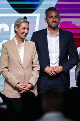Alice Elisabeth Weidel (AfD) und Ulrich Siegmund (AfD, Sachsen-Anhalt) - Wahlkampfauftaktveranstaltung der AfD Sachsen-Anhalt in der Messe Magdeburg am Sonnabend, den 18. Juli 2026 in Magdeburg. *** Alice Elisabeth Weidel (AfD) and Ulrich Siegmund (AfD), Saxony-Anhalt: Kickoff event for the AfD Saxony-Anhalt election campaign at the Magdeburg Exhibition Center on Saturday, July 18, 2026, in Magdeburg