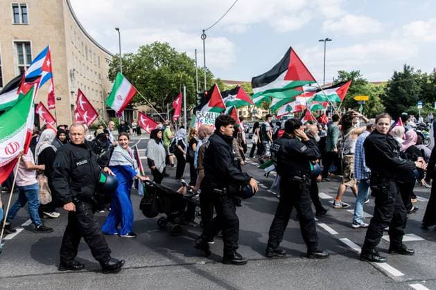 News Themen der Woche KW29 July 18, 2026, Berlin, Germany: BERLIN, GERMANY Ã¢â‚¬ JULY 18, 2026: Hundreds of people march through the streets of Berlin during a pro-Palestinian demonstration calling for an end to the war in Gaza and expressing solidarity with Lebanon and Iran on July 18, 2026. A small group of counter-demonstrators was present along parts of the march under police supervision as officers monitored the demonstration. Andro s Trujillo JNA PRESS Berlin Germany - ZUMAq101 20260718_zna_q101_202 Copyright: xAndro SxTrujillox