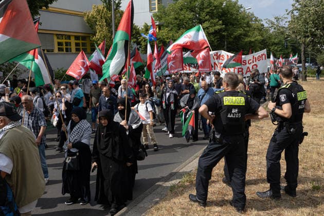 Pro-Palestinian demonstration in Berlin, Germany- 18 Jul 2026 Police officers guard a pro-Palestinian demonstration as a large crowd of activists marches toward the grounds of the former Tempelhof Airport. Hundreds of people marched through the city center with drums, some wearing keffiyehs, traditional Palestinian scarves, while calling for an end to the wars in the Gaza Strip and Iran. Berlin Germany Copyright: xVasilyxKrestyaninovx xSOPAxImagesx _VKR5137