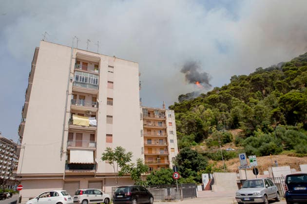 Wildfire Spreads Amid Heatwave in Sicily Flames and smoke rise from a wildfire near residential buildings in Modica, Sicily, Italy, on July 18, 2026. Wildfires were reported in parts of Sicily as high temperatures persisted across the region. Modica Sicily Italy Copyright: xElvisxTakahashixMantellox