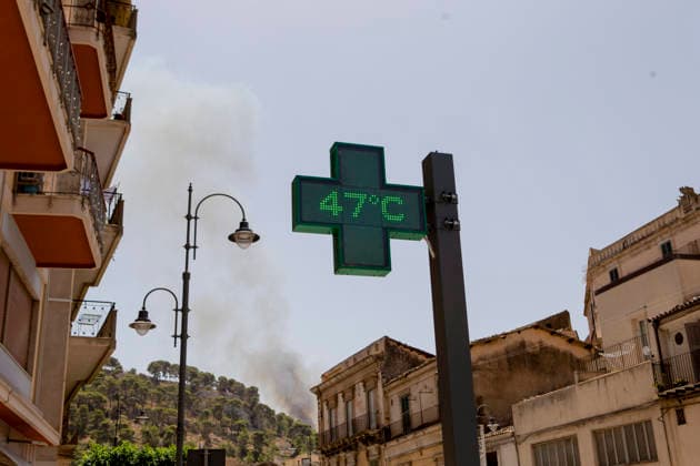 News Themen der Woche KW29 Modica Italy Heatwave A pharmacy sign displays a temperature of 47 degrees Celsius as smoke from a wildfire rises in the background during a heatwave in Modica, Sicily, Italy, on July 18, 2026. Wildfires were reported in parts of Sicily as high temperatures persisted across southern Italy. Modica Ragusa Italy Copyright: xElvisxTakahashixMantellox