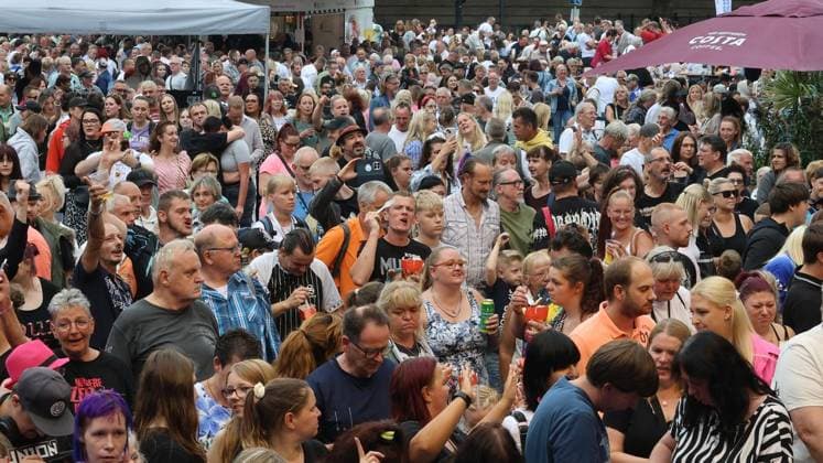 Schlager at the City Festival on König Heinrich Platz in Duisburg ** FOR EDITORIAL USE ONLY ** EDITORIAL USE ONLY ** p Schlager at the city festival on Saturday, July 18, 2026, at König Heinrich Platz in Duisburg Photo by Frank Oppitz, FUNKE Photo Services p Bun Germany NRW Duisburg Copyright FrankxOppitz Copyright: FrankxOppitz doc86rynfha0ihk9r2j22fh ,EDITORIAL USE ONLY Copyright: FrankxOppitz