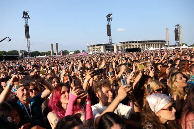 Fans von Zara Larsson beim Lollapalooza Festival im Olympiapark in Berlin, 18. Juli 2026. Lollapalooza Berlin 2026 *** Fans of Zara Larsson at the Lollapalooza Festival in Berlin s Olympic Park, July 18, 2026 Lollapalooza Berlin 2026