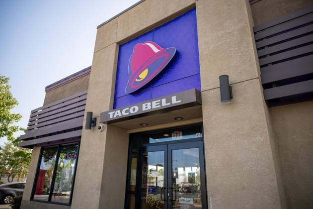 July 18, 2026, Pasadena, California, United States: PASADENA, CALIFORNIA Ã¢â‚¬ JULY 18: A Taco Bell restaurant is seen on July 18, 2026 in Pasadena, California. Taco Bell has removed select shredded iceberg lettuce from its restaurants as a precaution while federal health officials investigate a multistate outbreak of cyclospora infections. Investigators are examining whether the outbreak is linked to lettuce supplied through Taylor Farms, though no definitive link to Taco Bell, Taylor Farms, or any individual restaurant has been confirmed. Pasadena United States  - ZUMAs197 20260718_aaa_s197_136 Copyright: xWestonxHancockx