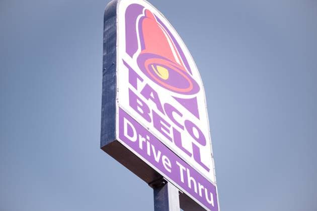 July 18, 2026, Pasadena, California, United States: PASADENA, CALIFORNIA Ã¢â‚¬ JULY 18: A Taco Bell restaurant is seen on July 18, 2026 in Pasadena, California. Taco Bell has removed select shredded iceberg lettuce from its restaurants as a precaution while federal health officials investigate a multistate outbreak of cyclospora infections. Investigators are examining whether the outbreak is linked to lettuce supplied through Taylor Farms, though no definitive link to Taco Bell, Taylor Farms, or any individual restaurant has been confirmed. Pasadena United States  - ZUMAs197 20260718_aaa_s197_140 Copyright: xWestonxHancockx