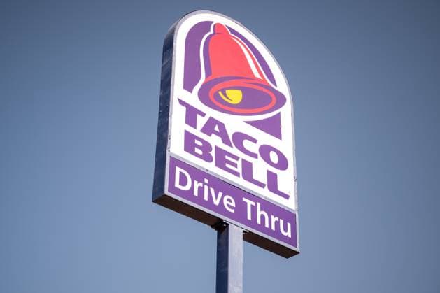 July 18, 2026, Pasadena, California, United States: PASADENA, CALIFORNIA Ã¢â‚¬ JULY 18: A Taco Bell restaurant is seen on July 18, 2026 in Pasadena, California. Taco Bell has removed select shredded iceberg lettuce from its restaurants as a precaution while federal health officials investigate a multistate outbreak of cyclospora infections. Investigators are examining whether the outbreak is linked to lettuce supplied through Taylor Farms, though no definitive link to Taco Bell, Taylor Farms, or any individual restaurant has been confirmed. Pasadena United States  - ZUMAs197 20260718_aaa_s197_142 Copyright: xWestonxHancockx