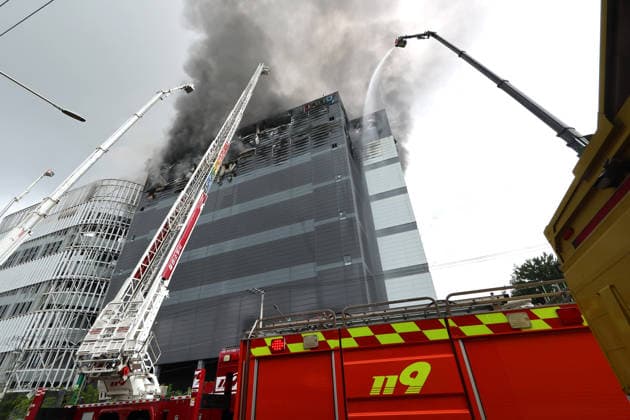 Coupang fire Coupang fire Smoke rises from a logistics center operated by retail giant Coupang in Incheon, west of Seoul, on July 19, 2026, after a fire broke out the previous day. (Yonhap) 2026-07-19 11:25:09 < 1980-2026 YONHAPNEWS AGENCY. .> EDITORIAL USE ONLY  Copyright: xx PYH2026071902990032000 YonhapxNewsx yonphotos254598