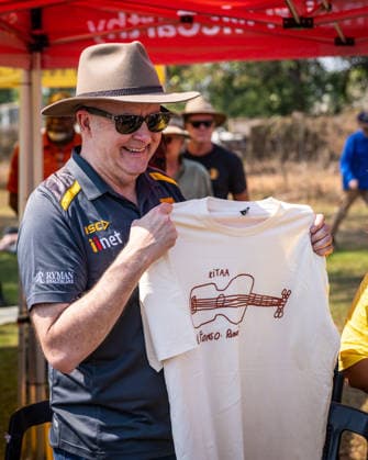ANTHONY ALBANESE TIWI ISLANDS VISIT, Australian Prime Minister Anthony Albanese holds a t-shirt at Stanley Tipiloura Oval on Bathurst Island, Northern Territory, Sunday, July 19, 2026. ( NO ARCHIVING BATHURST ISLAND NORTHERN TERRITORY AUSTRALIA  Copyright: xPATCHxCLAPPx 20260719193472864660