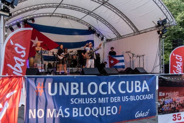 Solidarity Gathering with Cuba Held in Berlin BERLIN, GERMANY JULY 18, 2026: People gather at Stadtpark Lichtenberg under the slogan Learn from Cuba, Fight for Cuba, Celebrate with Cuba during an event expressing solidarity with the Caribbean nation. Participants called for an end to the United States embargo and international sanctions, which organisers said have contributed to decades of economic hardship in Cuba. Berlin Germany Copyright: x xAndrÃ sxTrujillox xJNAxPressx