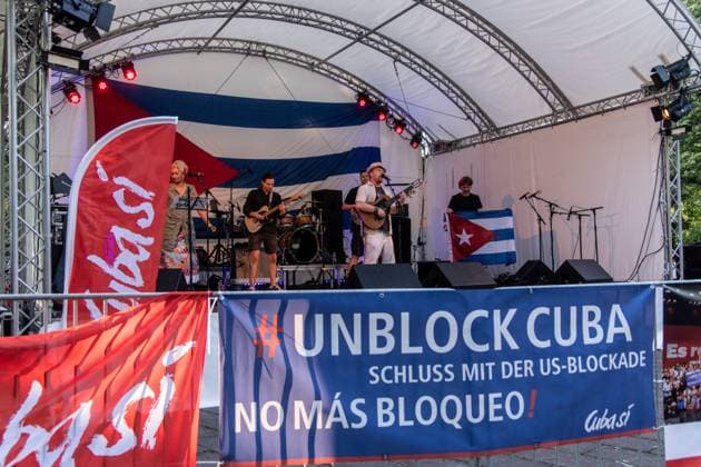Solidarity Gathering with Cuba Held in Berlin BERLIN, GERMANY JULY 18, 2026: People gather at Stadtpark Lichtenberg under the slogan Learn from Cuba, Fight for Cuba, Celebrate with Cuba during an event expressing solidarity with the Caribbean nation. Participants called for an end to the United States embargo and international sanctions, which organisers said have contributed to decades of economic hardship in Cuba. Berlin Germany Copyright: x xAndrÃ sxTrujillox xJNAxPressx