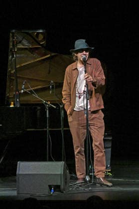 Liedabend Lied.Fest II , mit Sigrid Horn und Ernst Molden, im Rahmen der Salzkammergut Festwochen Gmunden, im Stadttheater Gmunden, fotografiert am 18.07.26. Das Bild zeigt den Musiker Ernst Molden 2026 - Liedabend Lied.Fest II , mit Sigrid Horn und Ernst Molden, im Rahmen der Salzkammergut Festwochen Gmunden, im Stadttheater Gmunden, am 18.07.26 *** Song Recital Lied Fest II, featuring Sigrid Horn and Ernst Molden, as part of the Salzkammergut Festival in Gmunden, at the Gmunden City Theater, photographed on July 18, 2026. The photo shows the musician Ernst Molden. Liedabend Lied Fest II, featuring Sigrid Horn and Ernst Molden, as part of the Salzkammergut Festival Weeks in Gmunden, at the Gmunden City Theater, on July 18, 2026