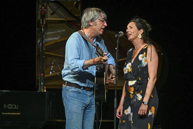 Liedabend Lied.Fest II , mit Sigrid Horn und Ernst Molden, im Rahmen der Salzkammergut Festwochen Gmunden, im Stadttheater Gmunden, fotografiert am 18.07.26. Das Bild zeigt den Musiker Robert Rotifer mit einer, ihn begleitenden Sängerin 2026 - Liedabend Lied.Fest II , mit Sigrid Horn und Ernst Molden, im Rahmen der Salzkammergut Festwochen Gmunden, im Stadttheater Gmunden, am 18.07.26 *** Song Recital Lied Fest II, featuring Sigrid Horn and Ernst Molden, as part of the Salzkammergut Festival in Gmunden, at the Gmunden City Theater, photographed on July 18, 2026. The photo shows musician Robert Rotifer with a singer accompanying him. Liedabend Lied Fest II, featuring Sigrid Horn and Ernst Molden, as part of the Salzkammergut Festival W