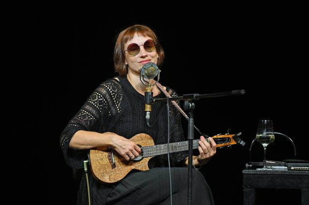 Liedabend Lied.Fest II , mit Sigrid Horn und Ernst Molden, im Rahmen der Salzkammergut Festwochen Gmunden, im Stadttheater Gmunden, fotografiert am 18.07.26. Das Bild zeigt die Musikerin und Liedermacherin Sigrid Horn 2026 - Liedabend Lied.Fest II , mit Sigrid Horn und Ernst Molden, im Rahmen der Salzkammergut Festwochen Gmunden, im Stadttheater Gmunden, am 18.07.26 *** Song Recital Lied Fest II, featuring Sigrid Horn and Ernst Molden, as part of the Salzkammergut Festival in Gmunden, at the Gmunden City Theater, photographed on July 18, 2026. The photo shows musician and songwriter Sigrid Horn in 2026. Song Recital Lied Fest II, featuring Sigrid Horn and Ernst Molden, as part of the Salzkammergut Festival Weeks in Gmunden, at the Gmu